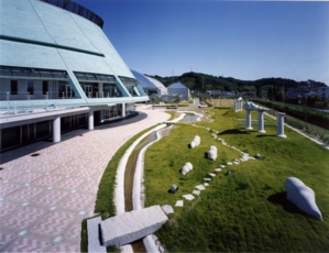 えずこホール庭園彫刻